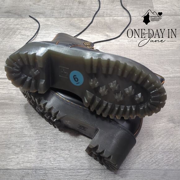 Dr. Martens Leona Woman's Vintage Booots Size 6 - Picture 4 of 6